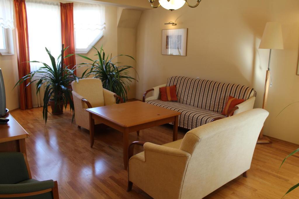 Hotel Zajazd Kultury, Dawniej Pocztowy Zielona Góra Extérieur photo